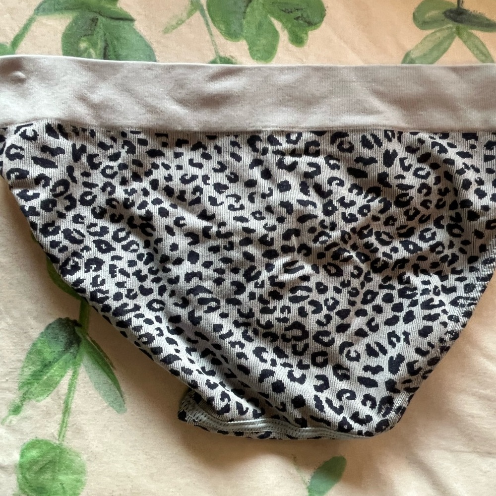Victoria's Secret Leopard Print Panties XS UnderGarments Women’s Bottoms - Picture 5 of 6